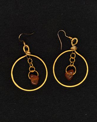 Orecchini in alluminio dorato e pietra marrone