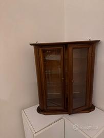 vetrinetta in legno con ante in vetro 