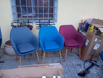 Poltroncine colorate.