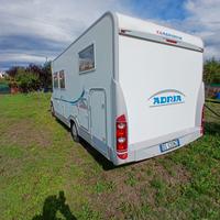 Camper Adria con letti gemelli.