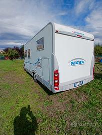 Camper Adria con letti gemelli.