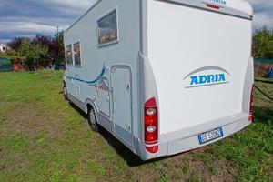 Camper Adria con letti gemelli.