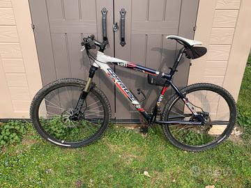 Bicicletta mountain bike