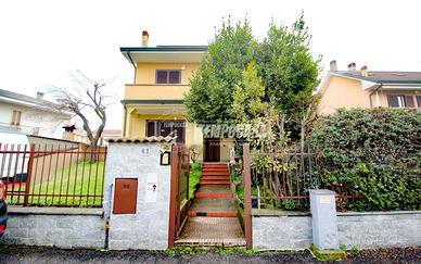 VILLA A SCHIERA DI TESTA CON AMPIO GIARDINO PRIVAT