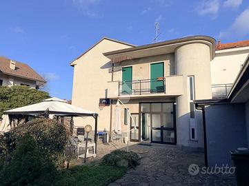 CASA SEMINDIPENDENTE A CARATE BRIANZA