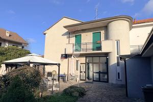 CASA SEMINDIPENDENTE A CARATE BRIANZA