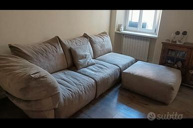 Divano modulare con pouf color tortora