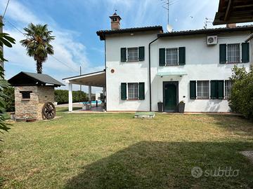Villa bifamiliare con piscina