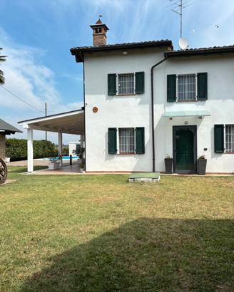 Villa bifamiliare con piscina