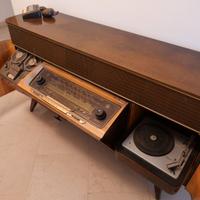 Mobile radiofonico vintage Grundig con giradischi