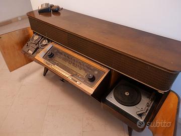 Mobile radiofonico vintage Grundig con giradischi