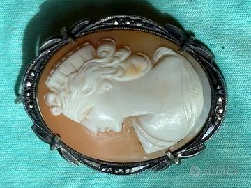 Cameo con montatura in argento e zirconi