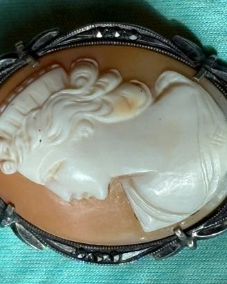 Cameo con montatura in argento e zirconi