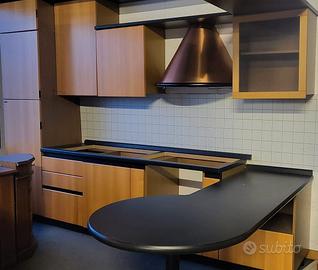 Cucina con cappa in rame