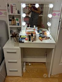Tavolino / mobiletto da trucco con specchio e luci