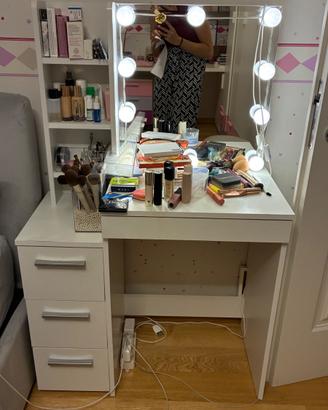 Tavolino / mobiletto da trucco con specchio e luci