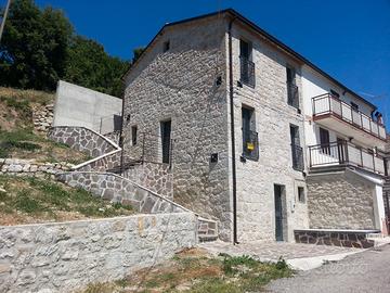 Casa ristrutturata a 3 livelli con terreno
