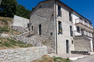 Casa ristrutturata a 3 livelli con terreno