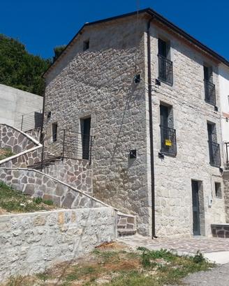 Casa ristrutturata a 3 livelli con terreno