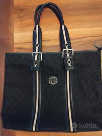 Borsa nera con manici