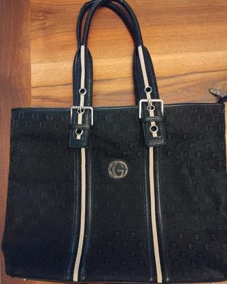 Borsa nera con manici