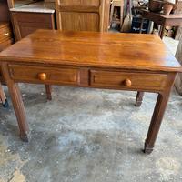 Tavolo in legno con cassetti