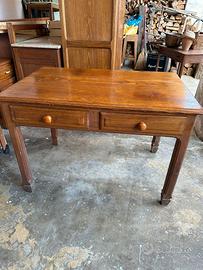 Tavolo in legno con cassetti