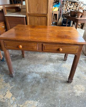 Tavolo in legno con cassetti