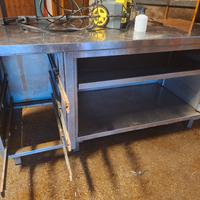 Banco in acciaio usato