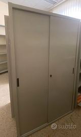 Armadio ante metalliche.