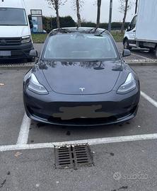 Tesla model 3 con autpilot avanzato incluso