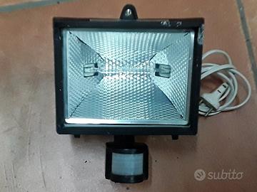 Faro alogeno con sensore di movimento