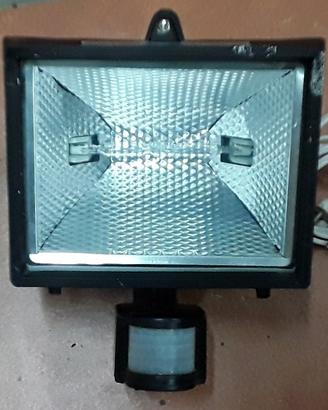 Faro alogeno con sensore di movimento