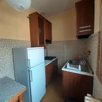 Angolo cottura con frigorifero e lavastoviglie