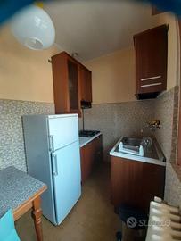 Angolo cottura con frigorifero e lavastoviglie