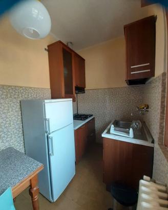 Angolo cottura con frigorifero e lavastoviglie