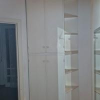 mobile angoliera con mensole e sportelli