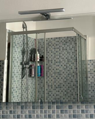 specchio con illuminazione LED moderno
