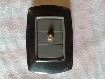 Placca elettrica a 3 moduli con connettore antenna