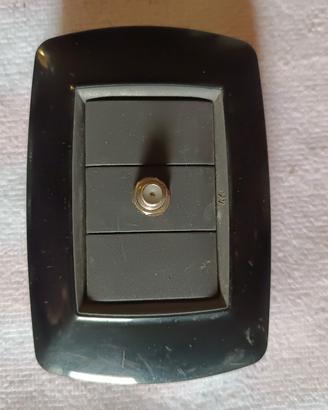 Placca elettrica a 3 moduli con connettore antenna