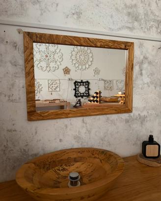 Specchio con cornice in legno di ulivo