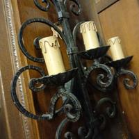 Lampada a parete e lampadario in metallo