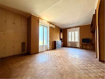 AMPIO APPARTAMENTO IN VILLA