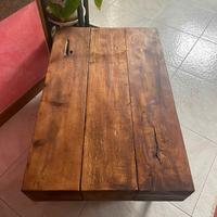 TAVOLINO CON TRAVI ANTICHE