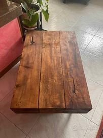 TAVOLINO CON TRAVI ANTICHE