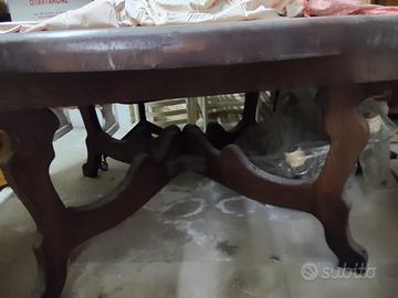 Tavolo, sedie e credenza