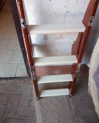 scaletta in legno pieghevole 