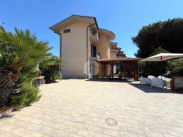 VILLA A SCHIERA D'ANGOLO A SABAUDIA