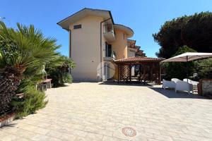 VILLA A SCHIERA D'ANGOLO A SABAUDIA