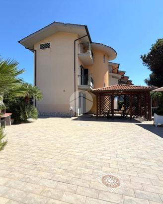 VILLA A SCHIERA D'ANGOLO A SABAUDIA